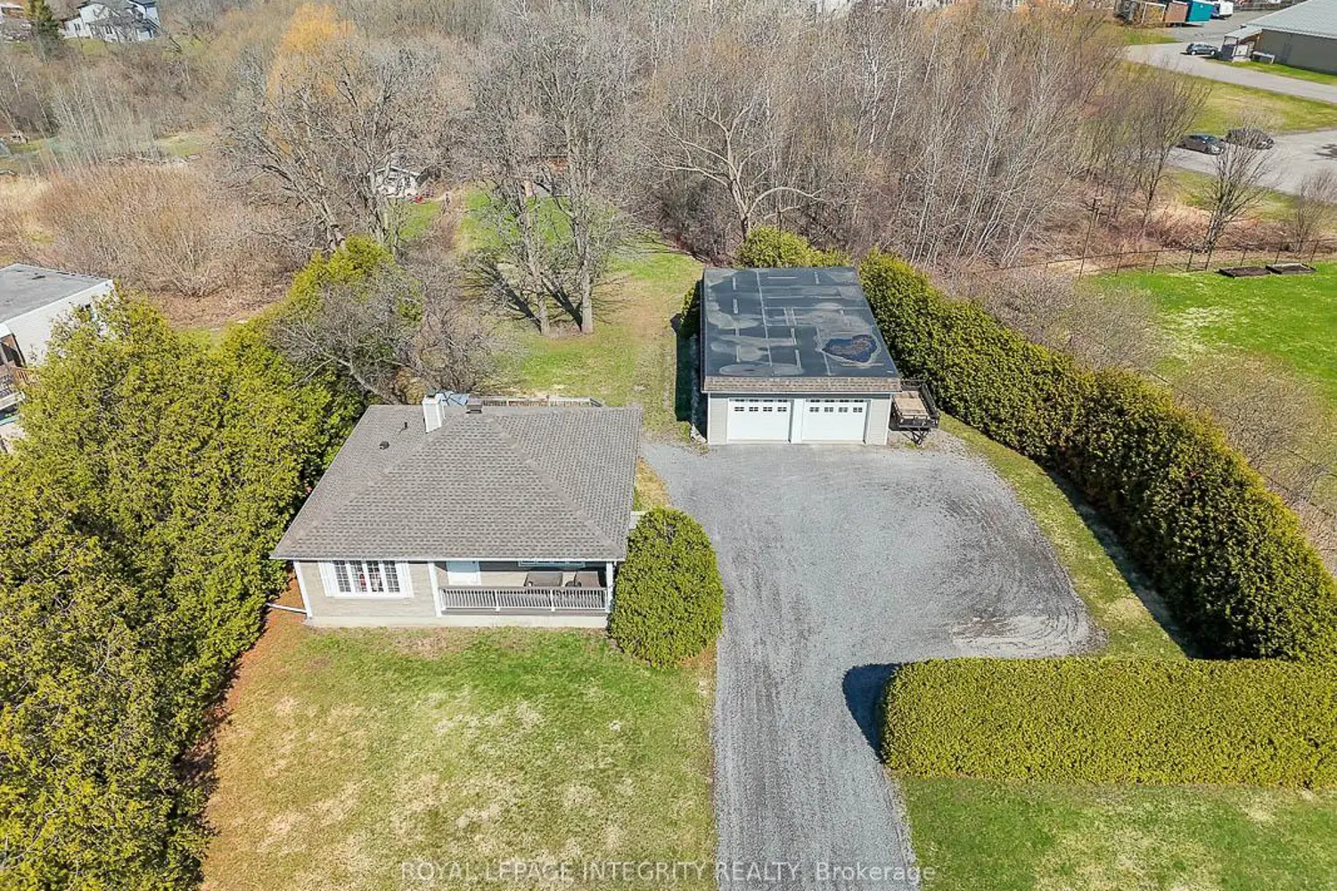 1099 Old Montreal Road photo 4