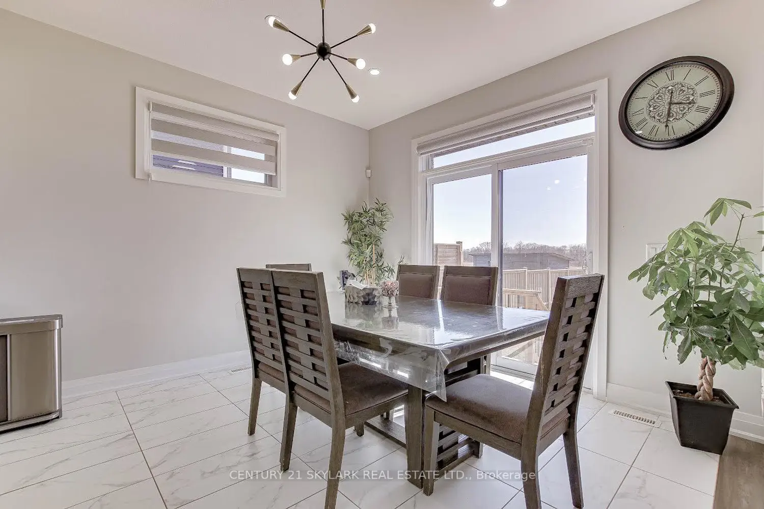 2033 Lockwood Crescent photo 5