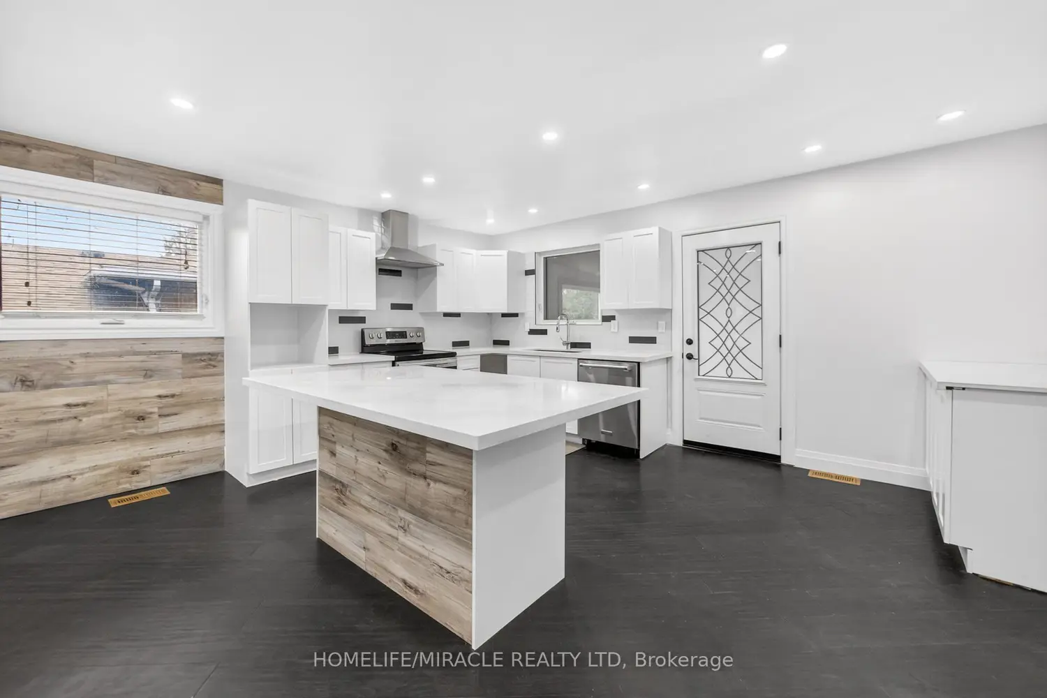 81 Watson Crescent photo 4