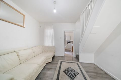 52 Strathcona Road L15