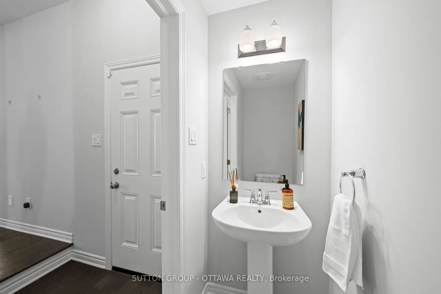 Additional image 9 of 1013 Manege Street