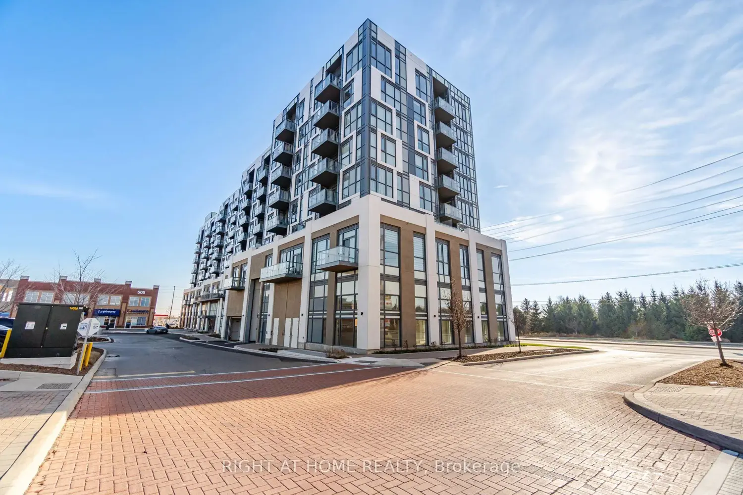 509 Dundas Street 606