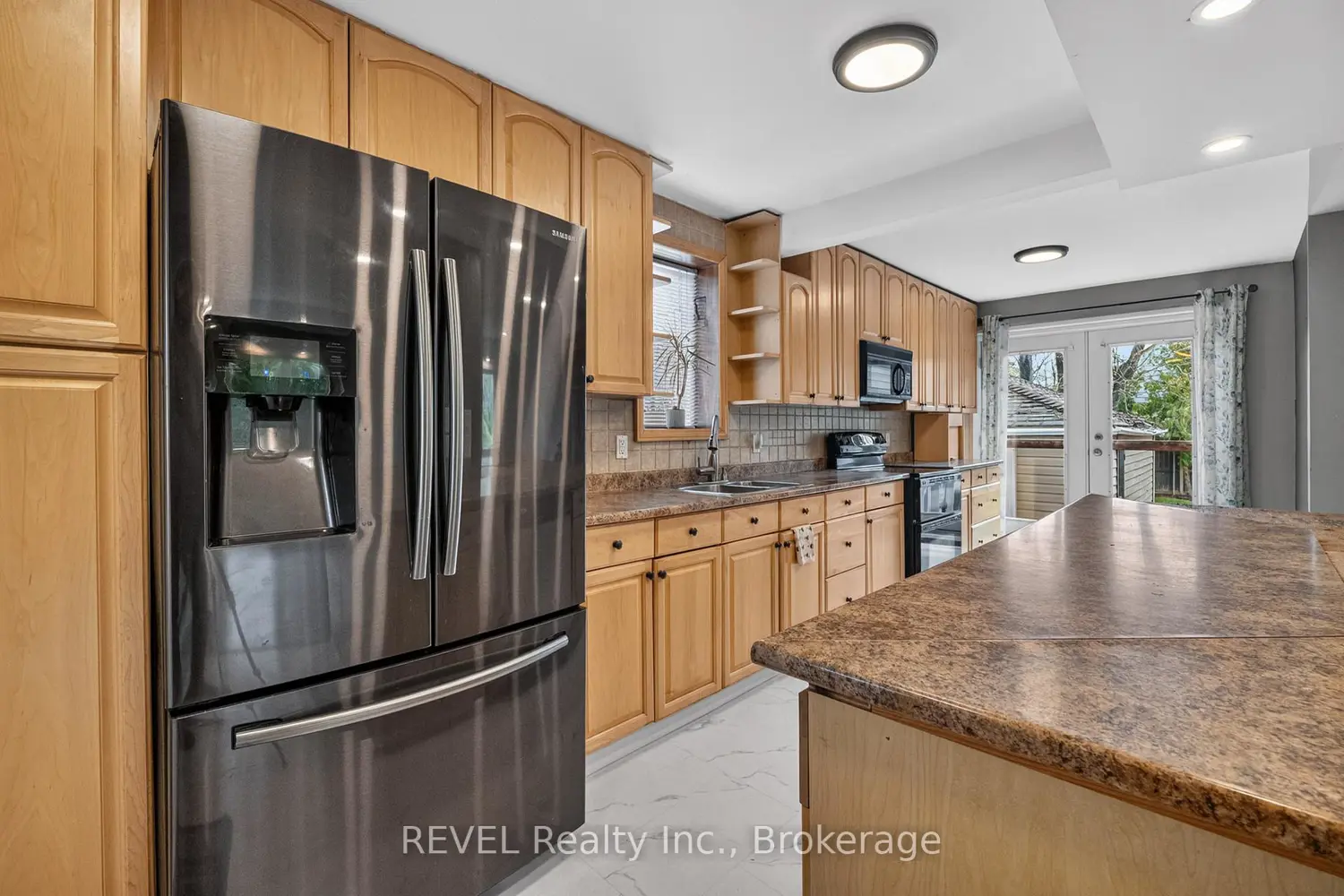 1367 St Marys Crescent photo 4