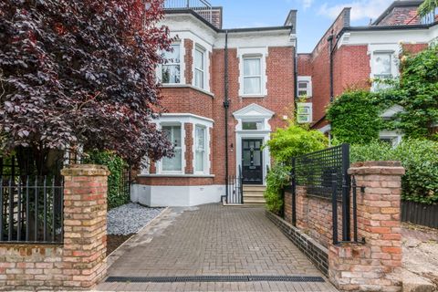 Blenheim Gardens NW2