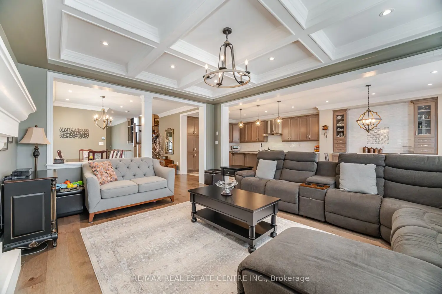 156 Camellia Crescent photo 4