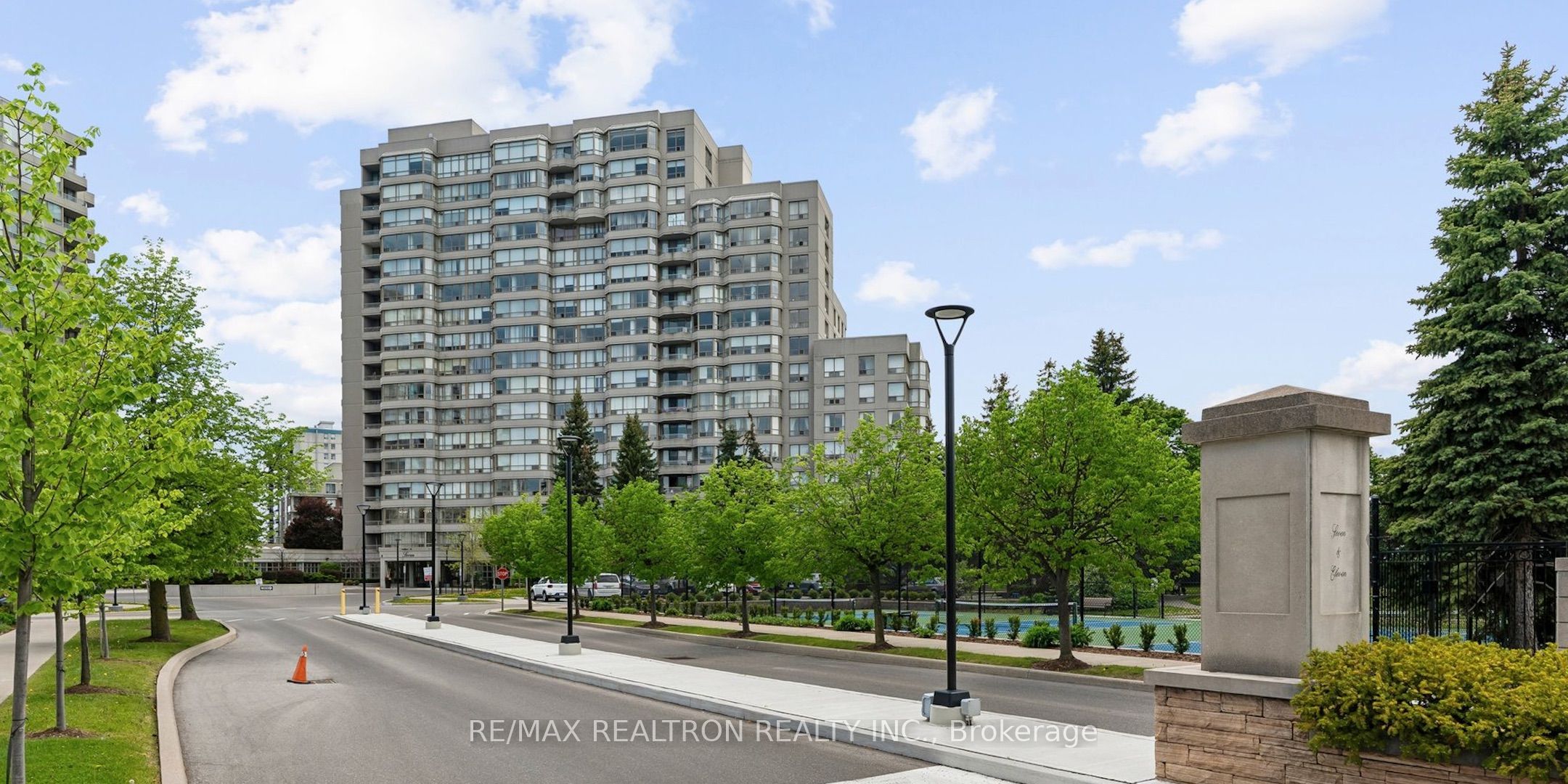1112-7 Townsgate Drive, Vaughan, ON, L4J 7Z9
