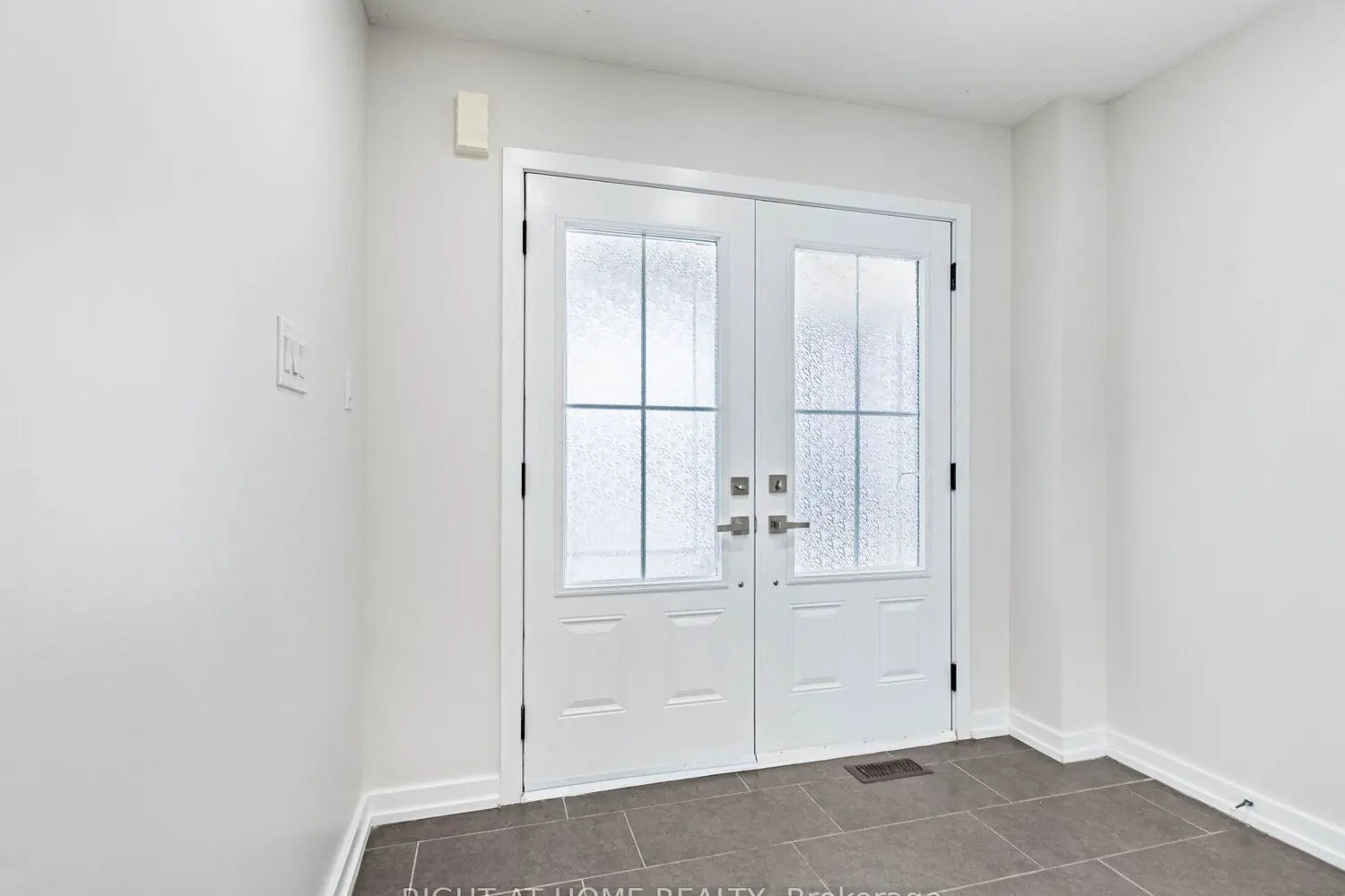 16 Edsel Road photo 2