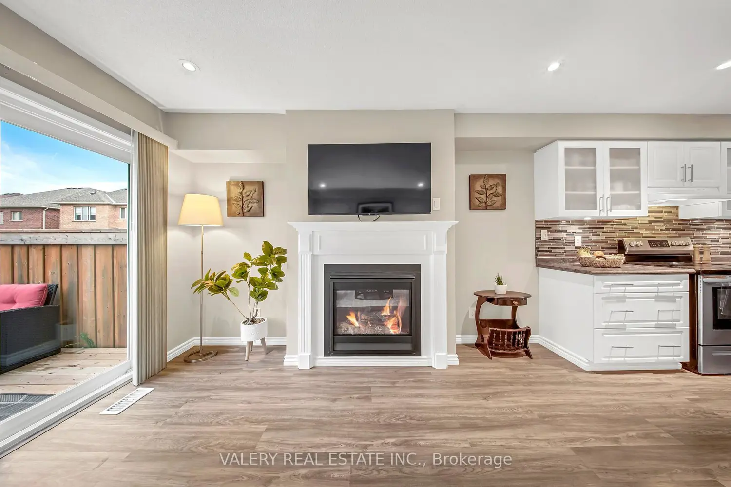 2442 Equestrian Crescent photo 3