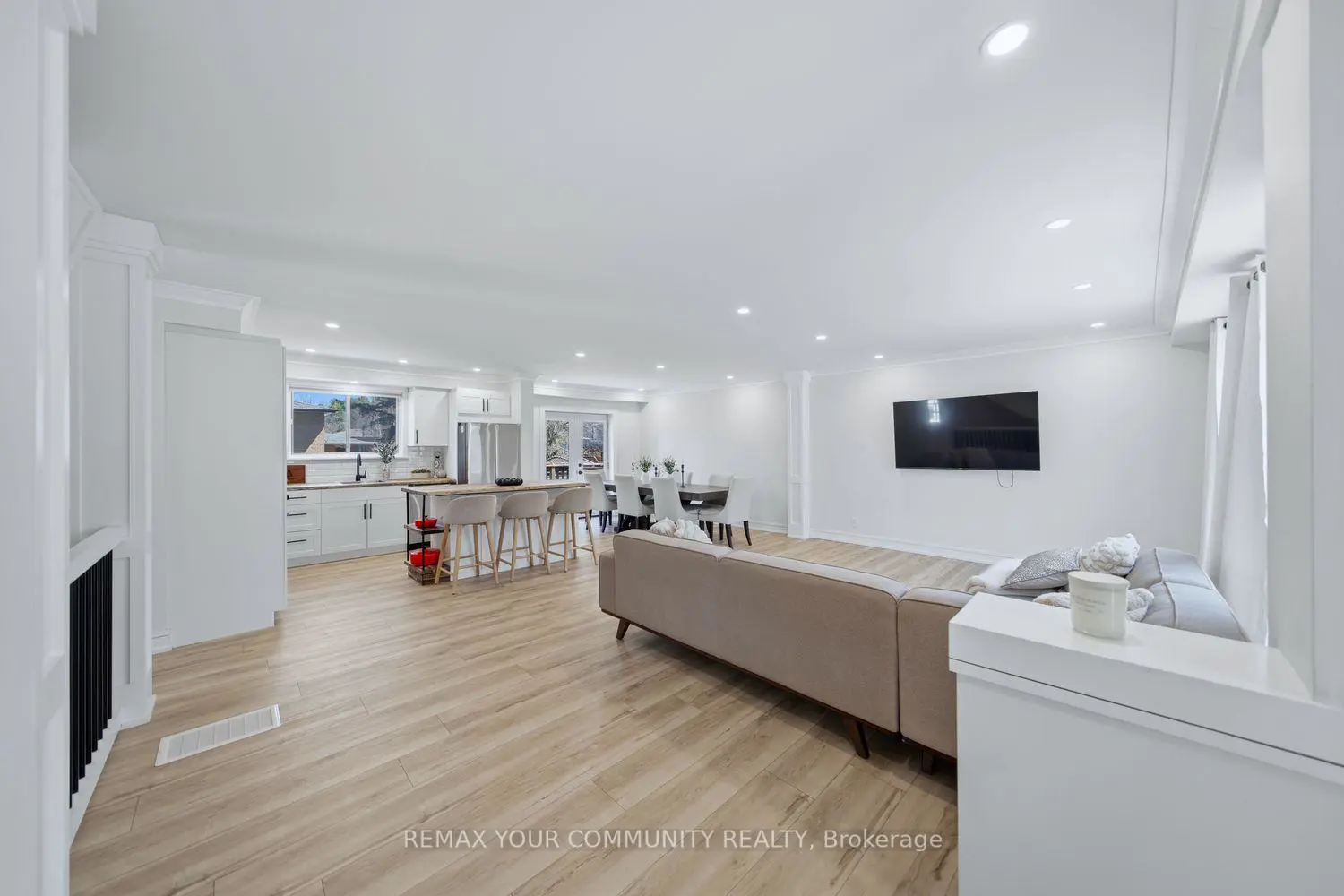 150 Connaught Crescent photo 4