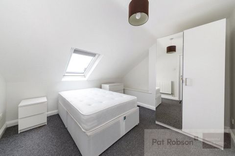 Helmsley Road Room 5, Sandyford, Newcastle Upon Tyne NE2, Room to rent