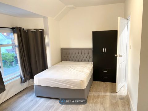 Newlands Avenue, Southampton SO15, Room to rent