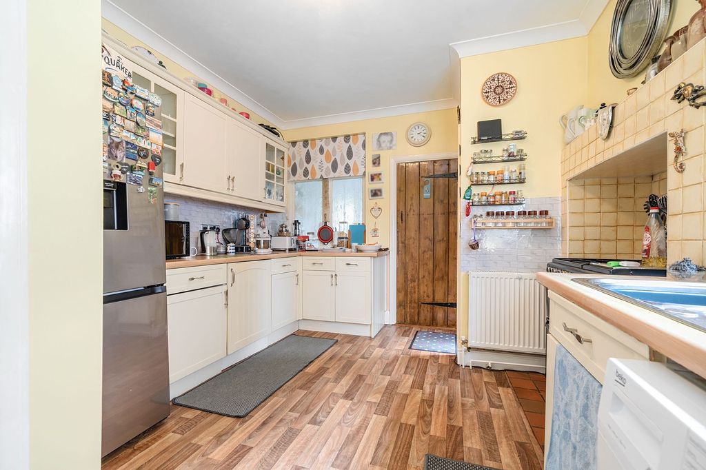 1 bed flat for saleParklands Avenue, Bognor Regis PO21 photo 2