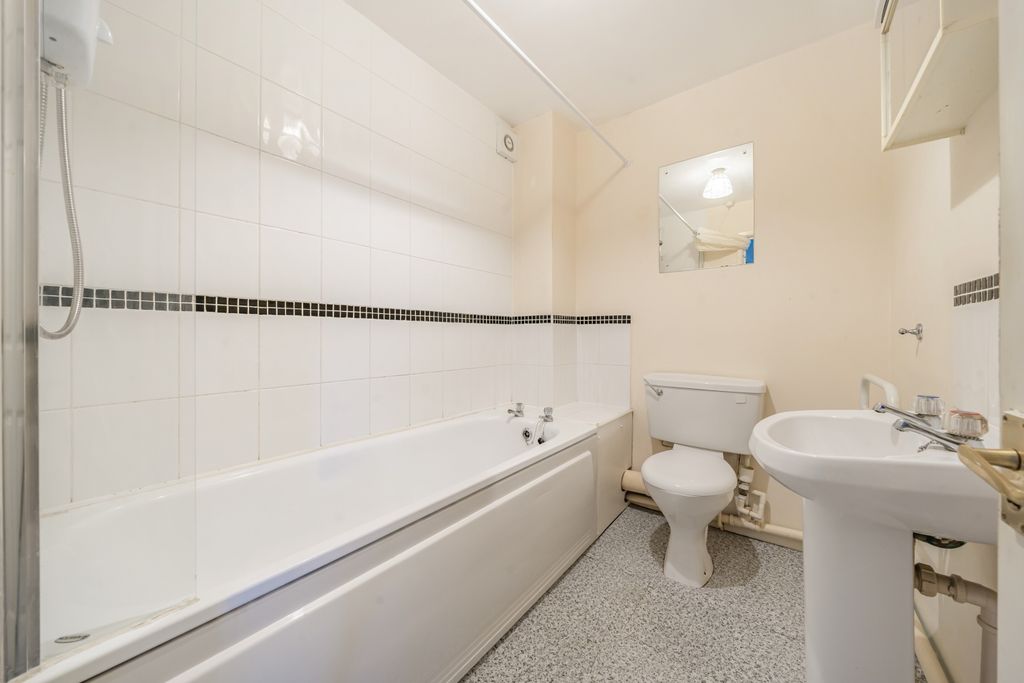 Additional image 6 of 2 bed flat for saleThe Tower Centre Alvescot Road, Carterton, Oxfordshire OX18