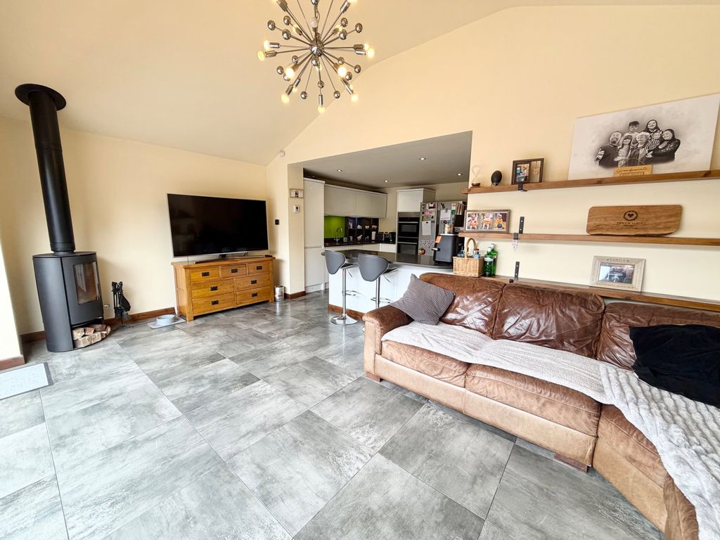 4 bed bungalow for saleNuthatch Drive, Brierley Hill DY5 photo 5