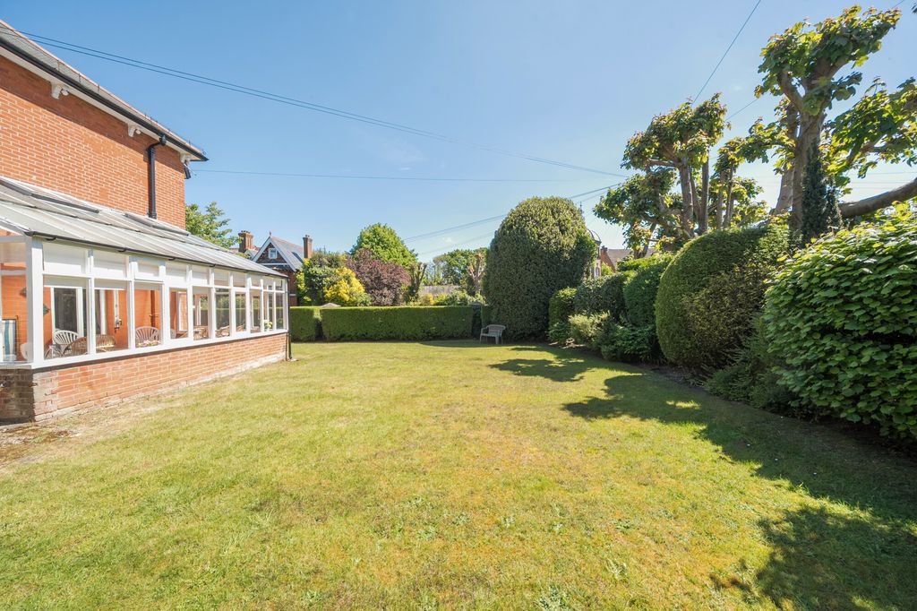 Additional image 9 of 6 bed detached house for saleCargate Avenue, Aldershot GU11