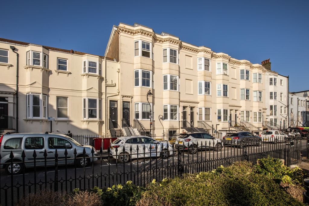 2 bed flat for saleClarence Square, Brighton BN1
