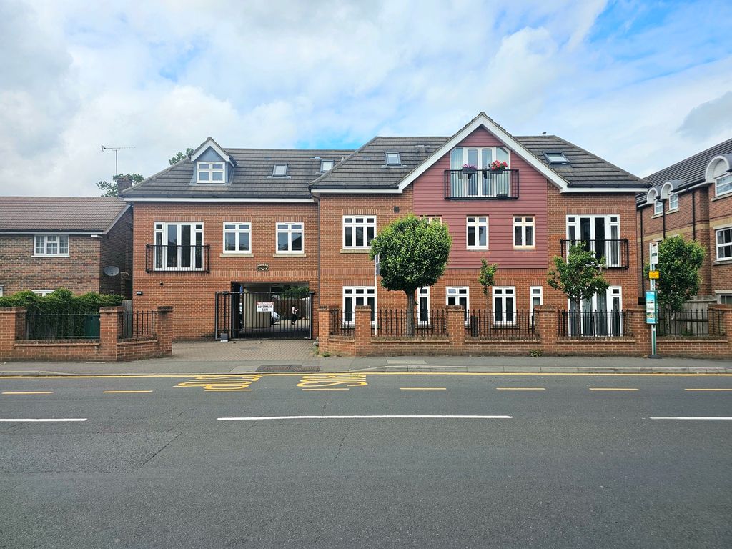 2 bed flat for saleGoldsworth Road, Woking, Surrey GU21
