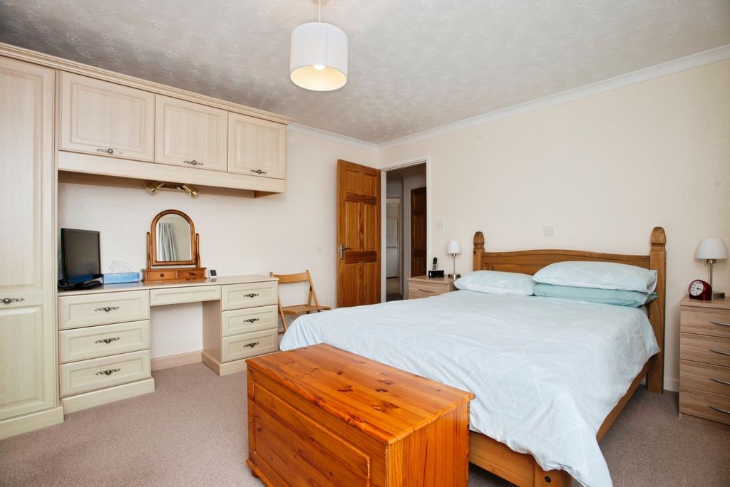 5 bed bungalow for saleAbbots Close, Bodmin, Cornwall PL31 photo 2