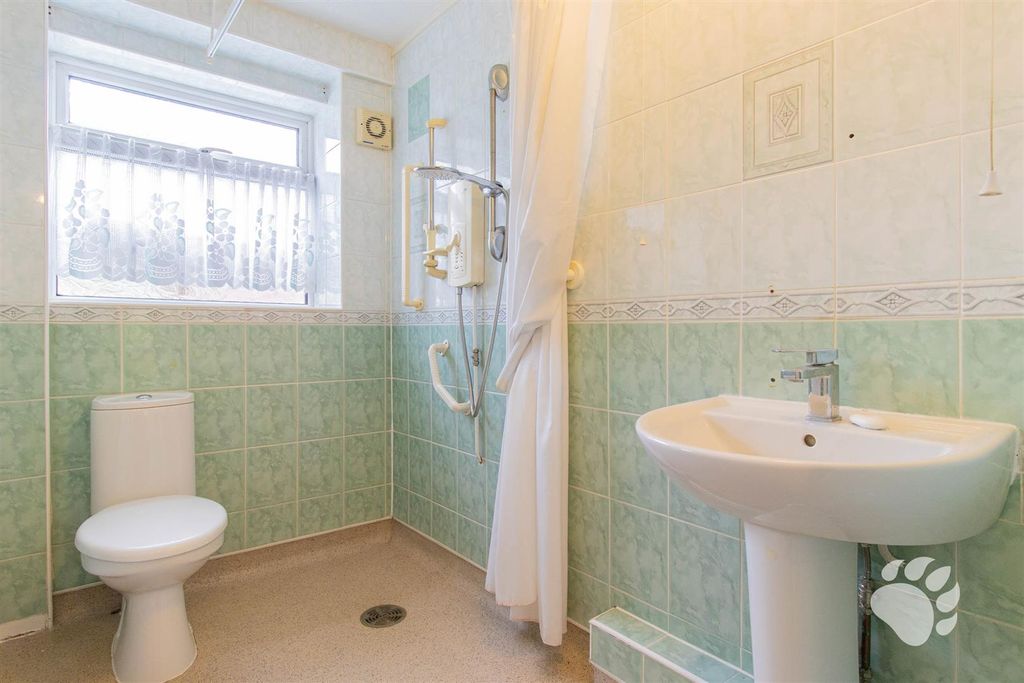 Additional image 9 of 2 bed flat for saleLong Gages, Basildon SS14