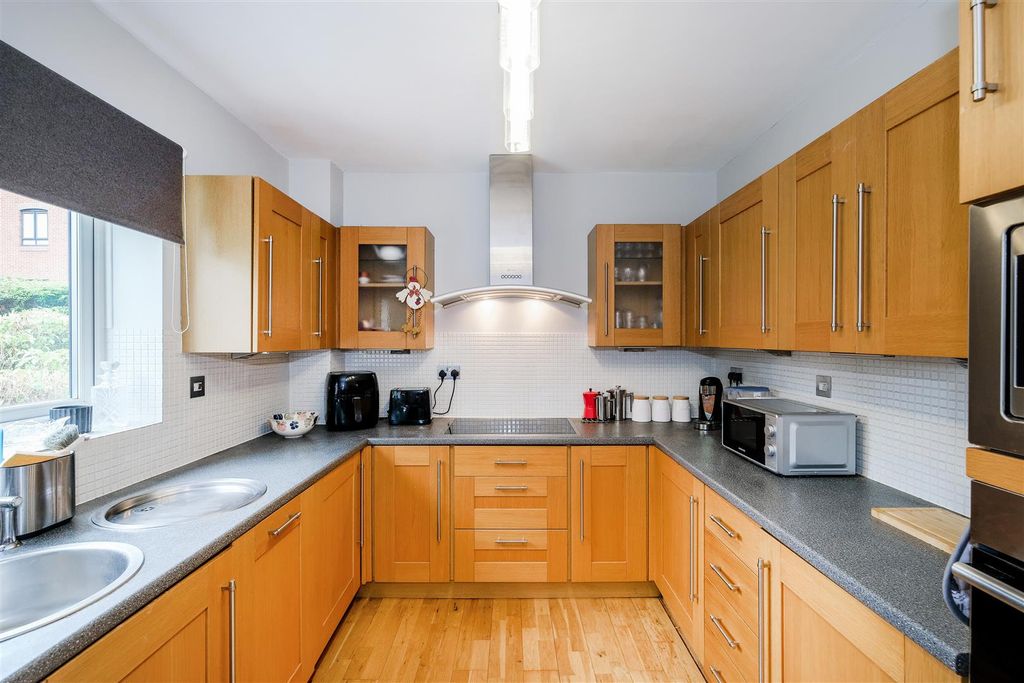 Additional image 4 of 2 bed flat for saleEpping New Road, Buckhurst Hill IG9