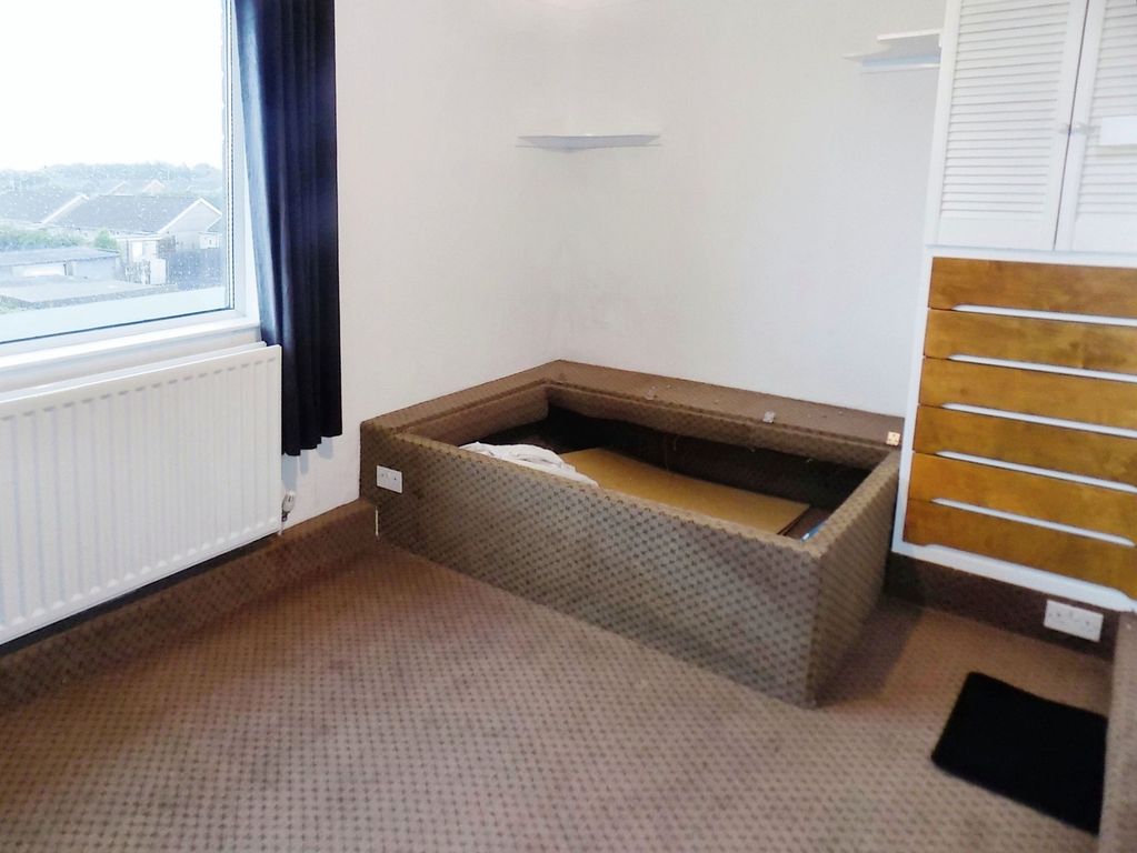 2 bed flat for saleElm Crescent, Bridgend CF31 photo 5