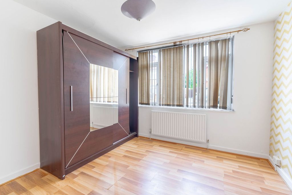 2 bed flat for saleElfleda Road, Cambridge CB5 photo 4