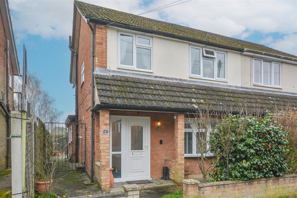 3 bed semi-detached house for saleMeadows Close, Ingrave, Brentwood CM13