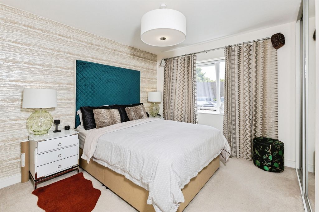 2 bed flat for saleLongships Way, Reading RG2 photo 5