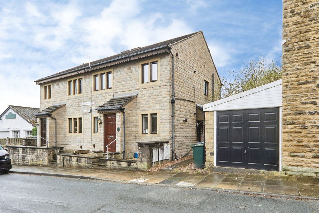 2 bed flat for saleHollings Street, Bingley BD16