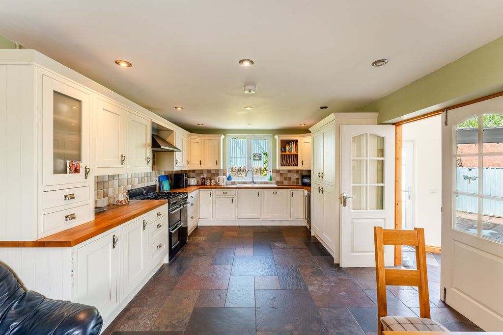 6 bed detached house for saleDol Pistyll, Llanfihangel Talyllyn, Brecon LD3 photo 3