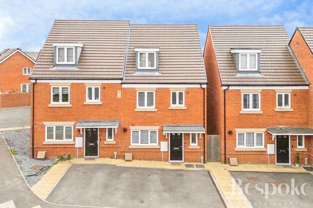 4 bed semi-detached house for saleGarrett Drive, Shinfield RG2