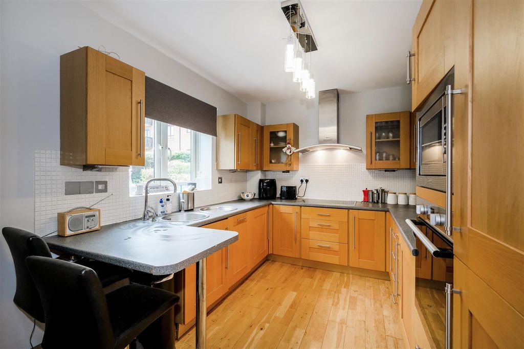 Additional image 12 of 2 bed flat for saleEpping New Road, Buckhurst Hill IG9