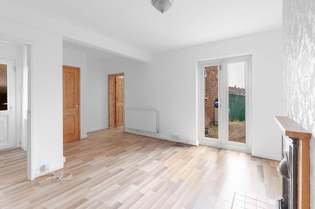 2 bed flat for saleElfleda Road, Cambridge CB5 photo 2