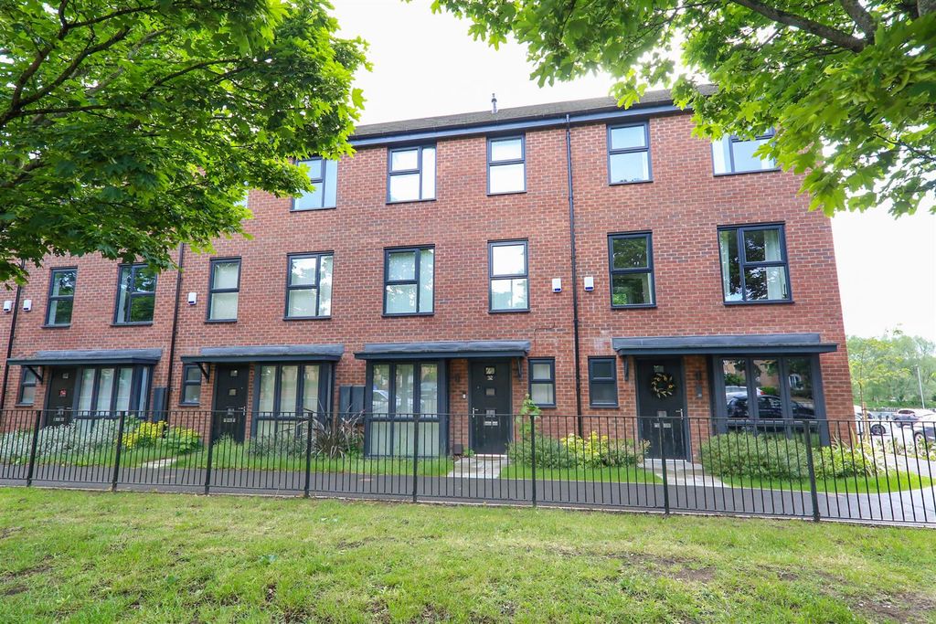 4 bed town house for saleLakeside Boulevard, Lakeside, Doncaster DN4