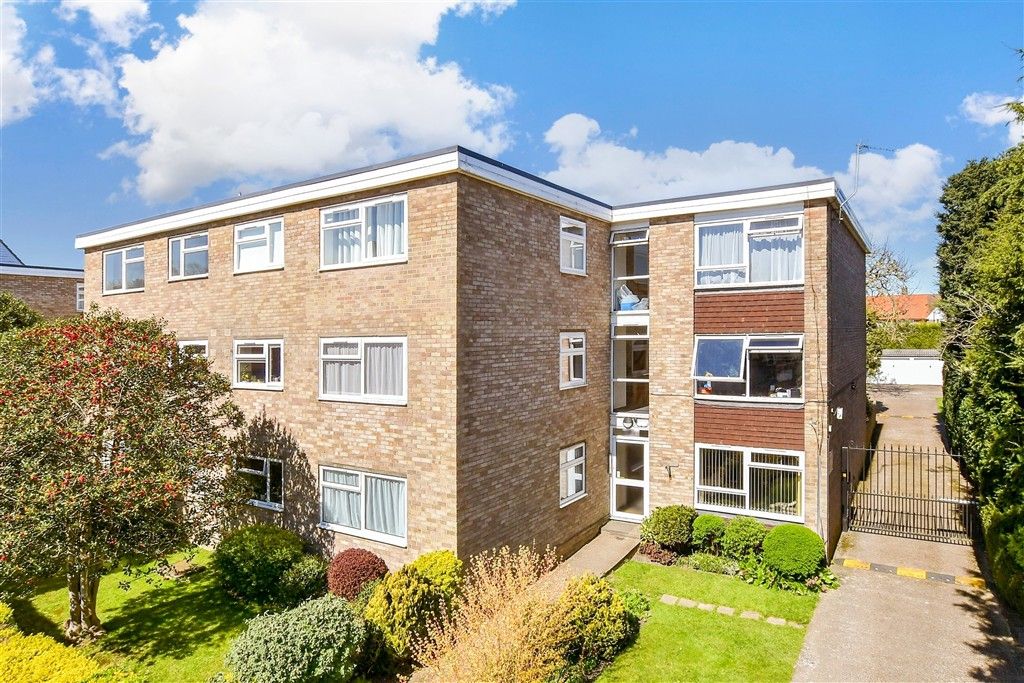 2 bed flat for salePound Road, Banstead, Surrey SM7