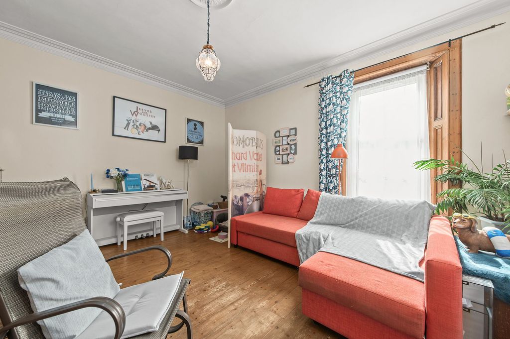 2 bed flat for saleSea Yetts, Blackness EH49 photo 3