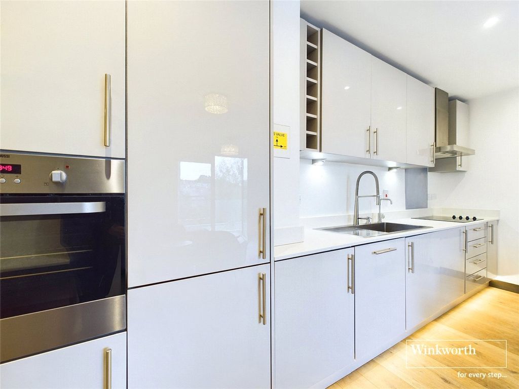 2 bed flat for saleRiverside View, 5- 9 Berkeley Avenue, Reading, Berkshire RG1 photo 3