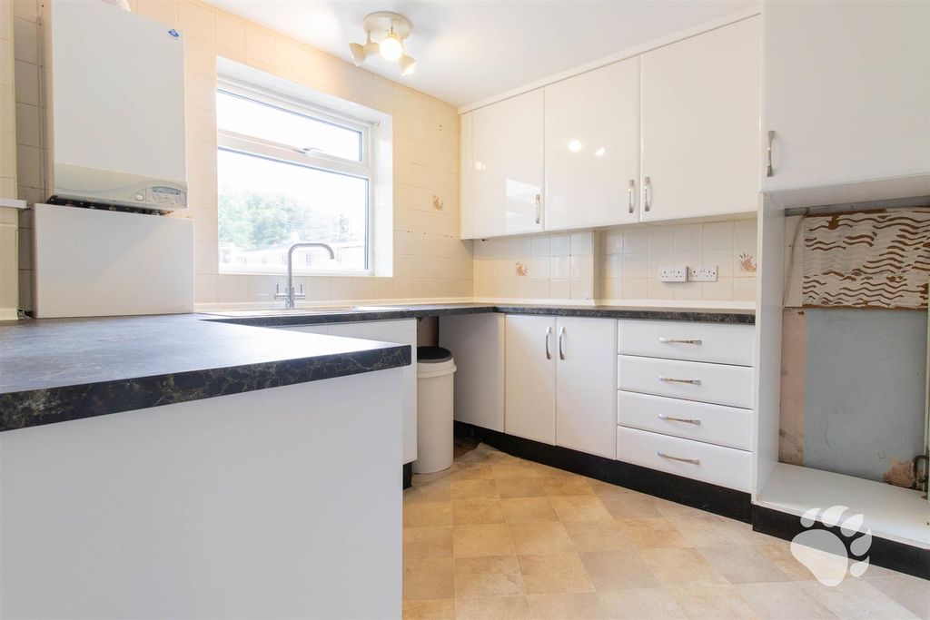 Additional image 4 of 2 bed flat for saleLong Gages, Basildon SS14