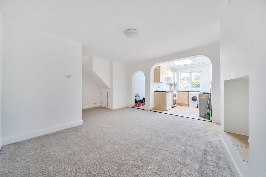 2 bed flat for saleCraddocks Parade, Ashtead KT21 photo 2