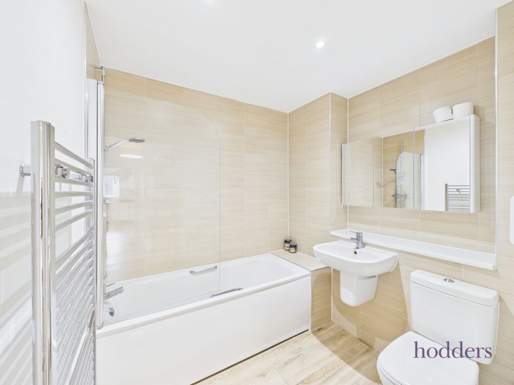 2 bed flat for saleStrawberry Fields, Addlestone, Surrey KT15 photo 4