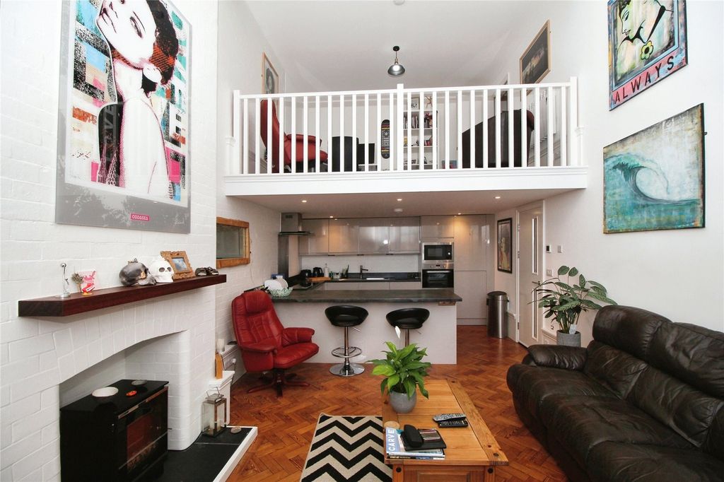 2 bed flat for saleGeneva Place, Bideford, Devon EX39 photo 3
