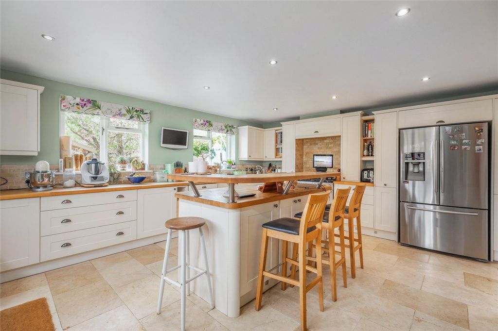6 bed detached house for salePreston Candover, Basingstoke, Hampshire RG25 photo 3
