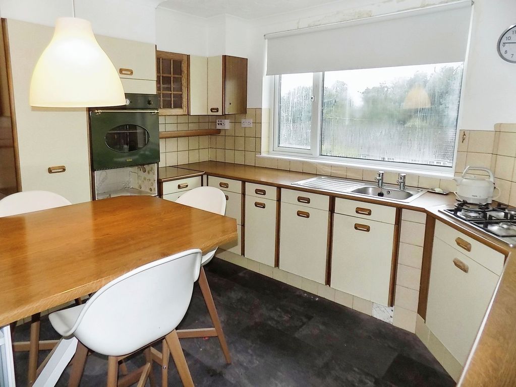 2 bed flat for saleElm Crescent, Bridgend CF31 photo 3