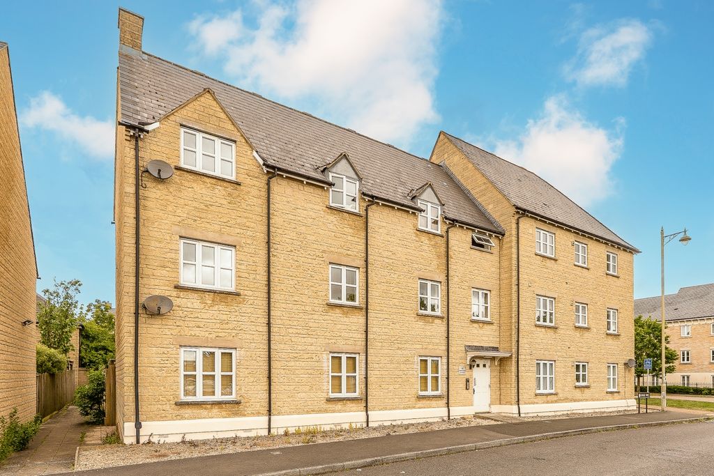 2 bed flat for saleHeyford House, 65 Trefoil Way, Carterton, Oxfordshire OX18
