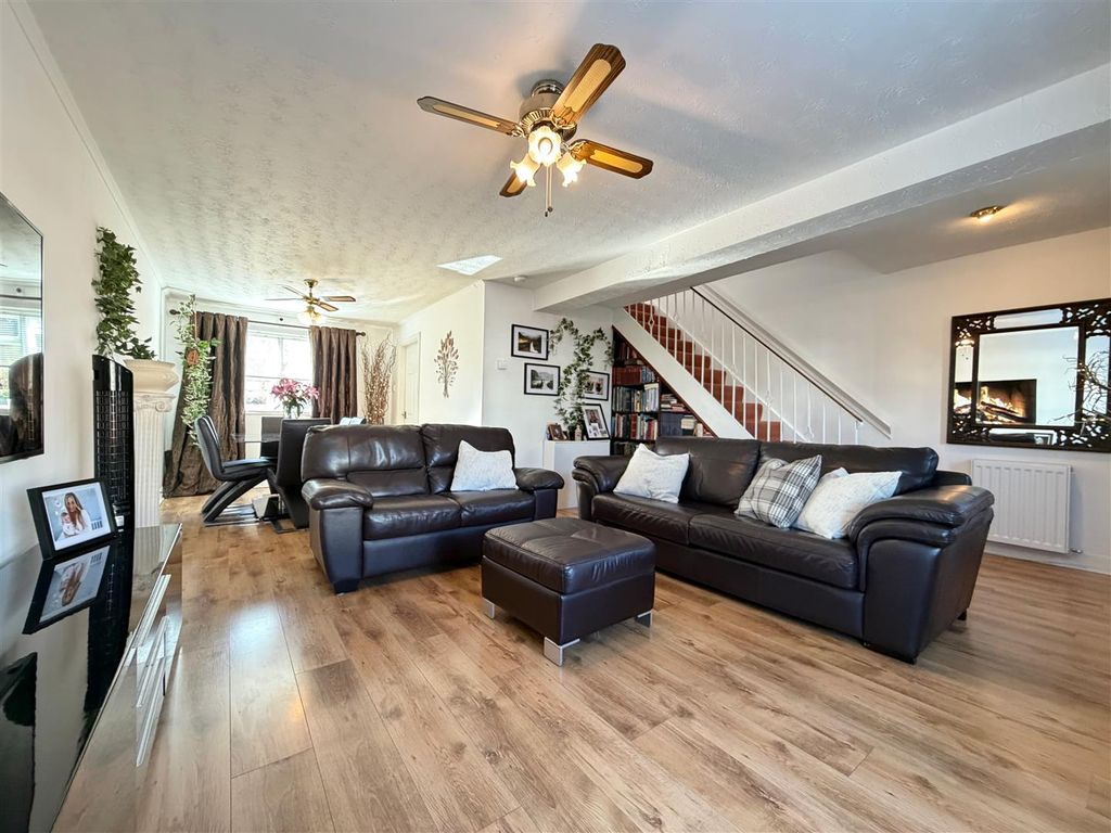 3 bed semi-detached house for saleMcpherson Drive, Bothwell, Glasgow G71 photo 2