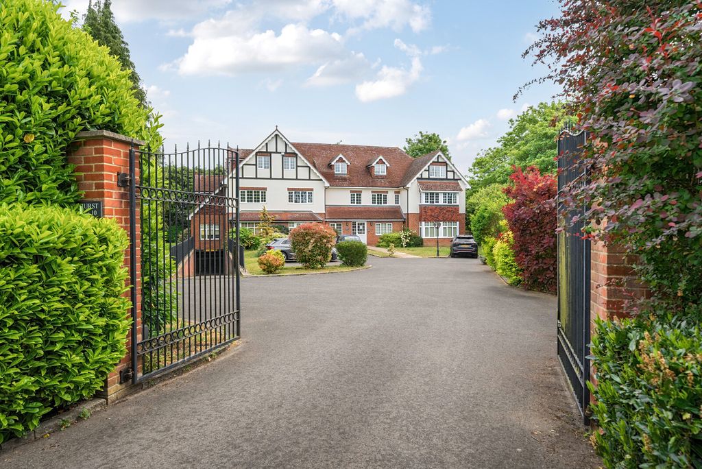 2 bed flat for saleWilson Way, Horsell, Woking GU21