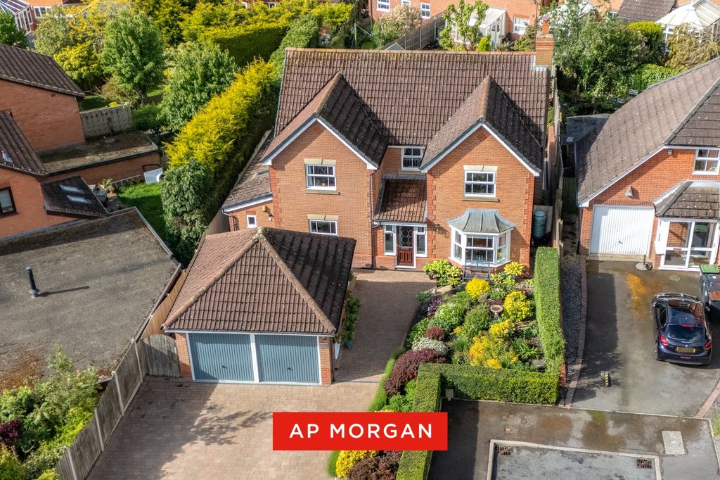 4 bed detached house for saleHarbours Close, The Forelands, Bromsgrove, Worcestershire B61