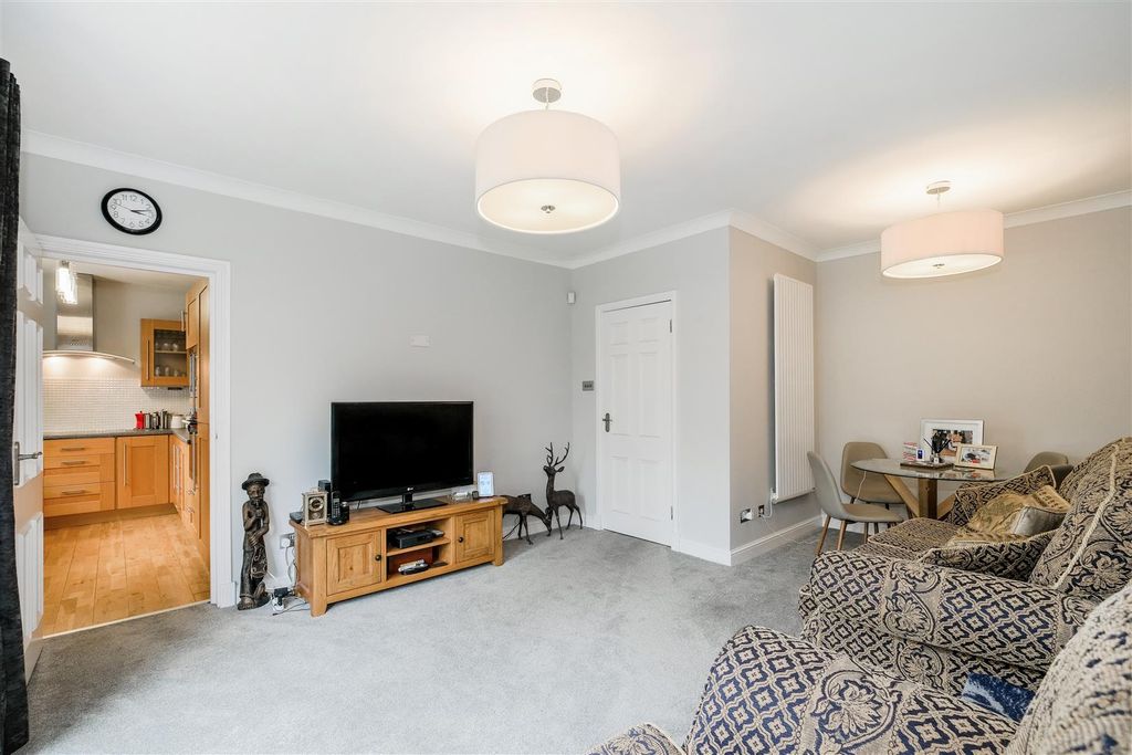 Additional image 6 of 2 bed flat for saleEpping New Road, Buckhurst Hill IG9