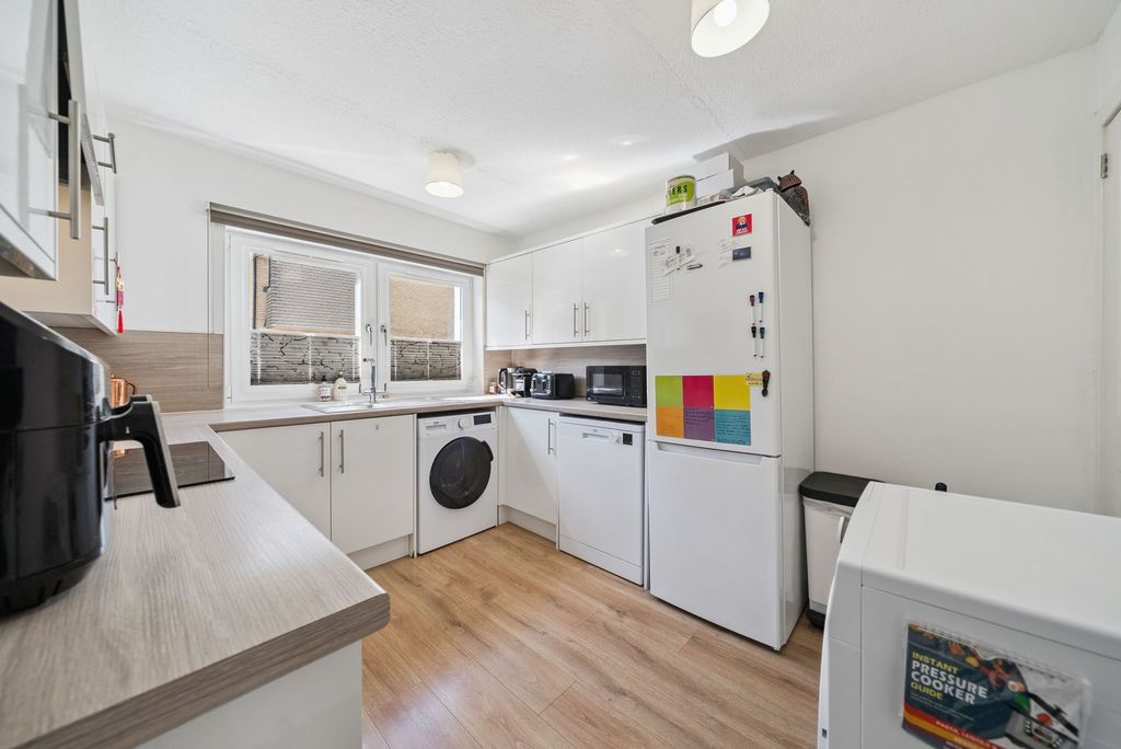 Additional image 4 of 2 bed flat for saleFlat 23 Tower Place, 6 East Clyde Street, Helensburgh G84