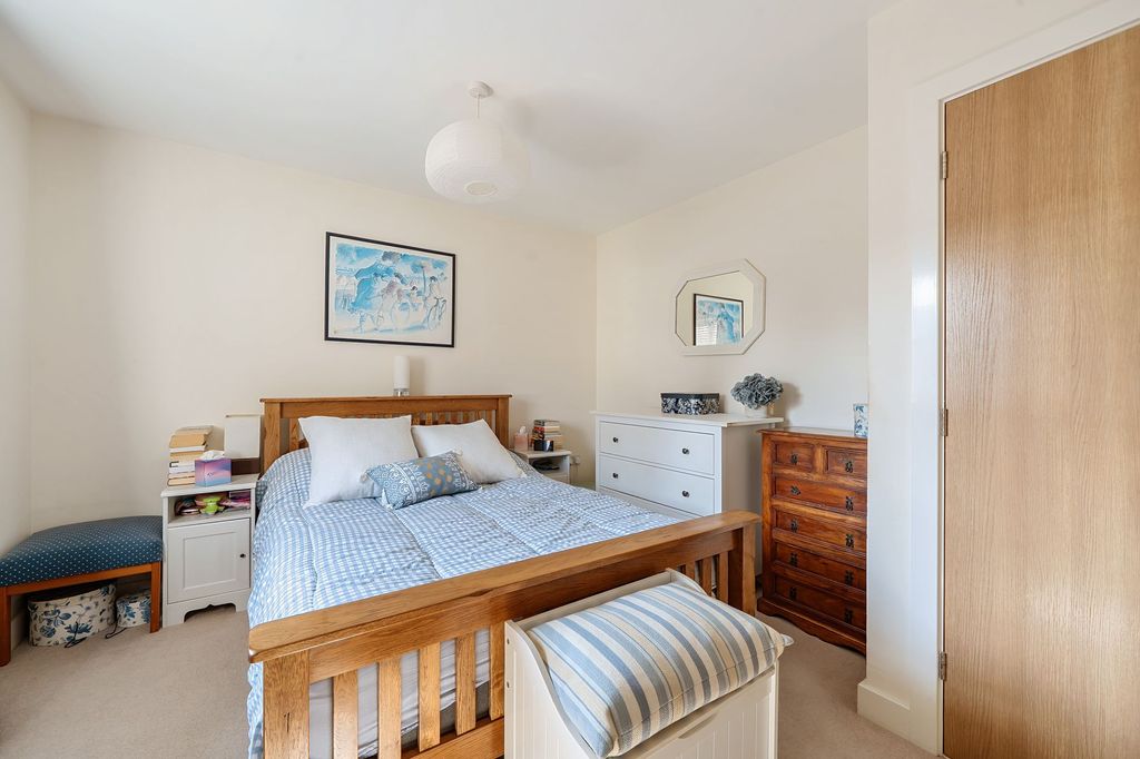 2 bed flat for saleElliston Way, Ashtead KT21 photo 5